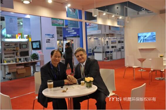 張董與意大利專家阿爾曼多先生進(jìn)行合作交流